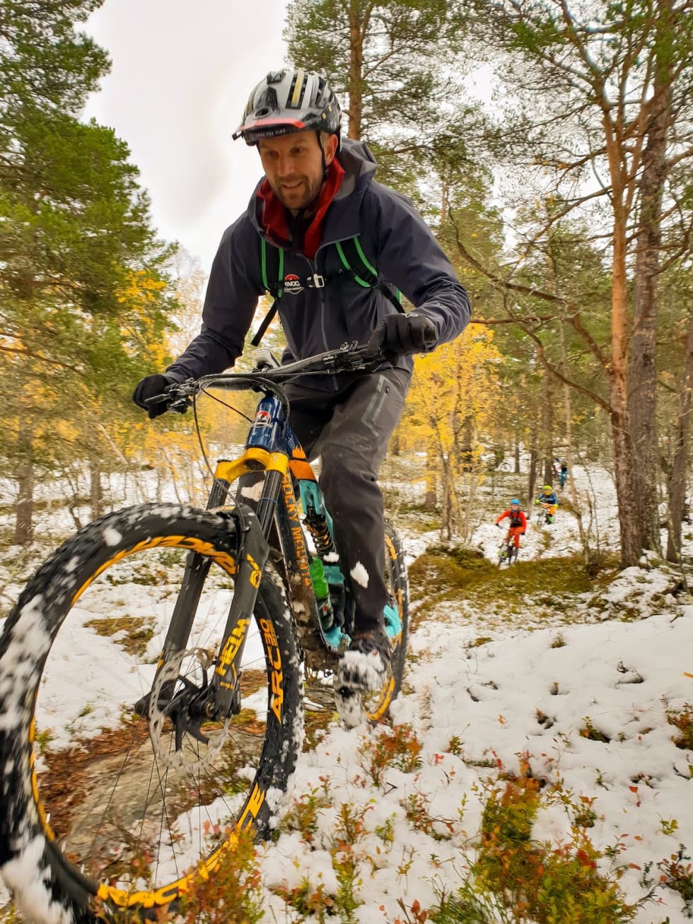Smil og sykkelglede både oppover og nedover. Foto: Ludvig Yttergren Snow and mud - Ludvig Yttergren 1200x1600