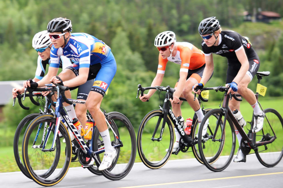 GÅR UNNA: Kristian Tjønneland (fra venstre), Kristian Klevgård, Petter Zahl Mrken og Dan Erik Hansen i brudd på tredje etappe i Tour de Hallingdal 2016. Foto: Kent Murdoch kristian tjønneland - kr klevgård - Petter Zahl Mrken - Dan Erik Hansen Murdoch 1400x933