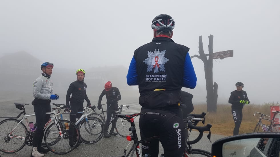 HUSTRIG: Pause underveis mot Bergen. Foto: Brannmenn mot kreft Pause i tåka mot Bergen - Oslo-Bergen 2017 - Brannmenn mot kreft 1200x675