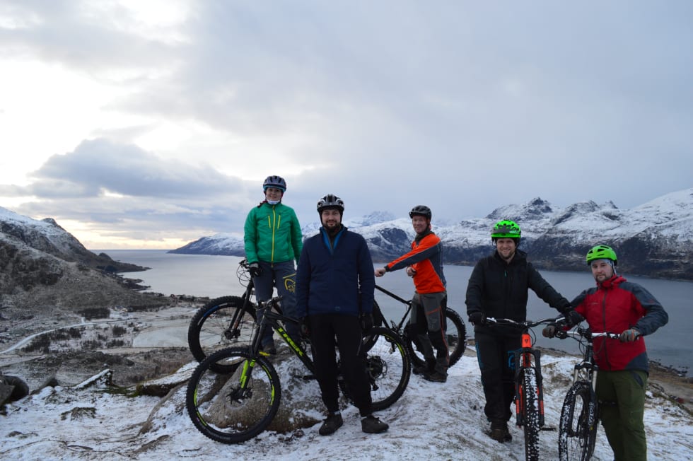 NOTS Lofoten: Beate Grøterud, Jørn Hanssen, Bjørn-Ståle Larsen, Jonas Aksmo og Tryggve Christiansen. Foto: NOTS Lofoten NOTS Lofoten Beate Grøterud Grøterud , Jørn Hansseb, bjørn-Ståle Larsem, Jonas Aksmo og Tryggve Christiansen - Foto NOTS Lofoten 1400x933