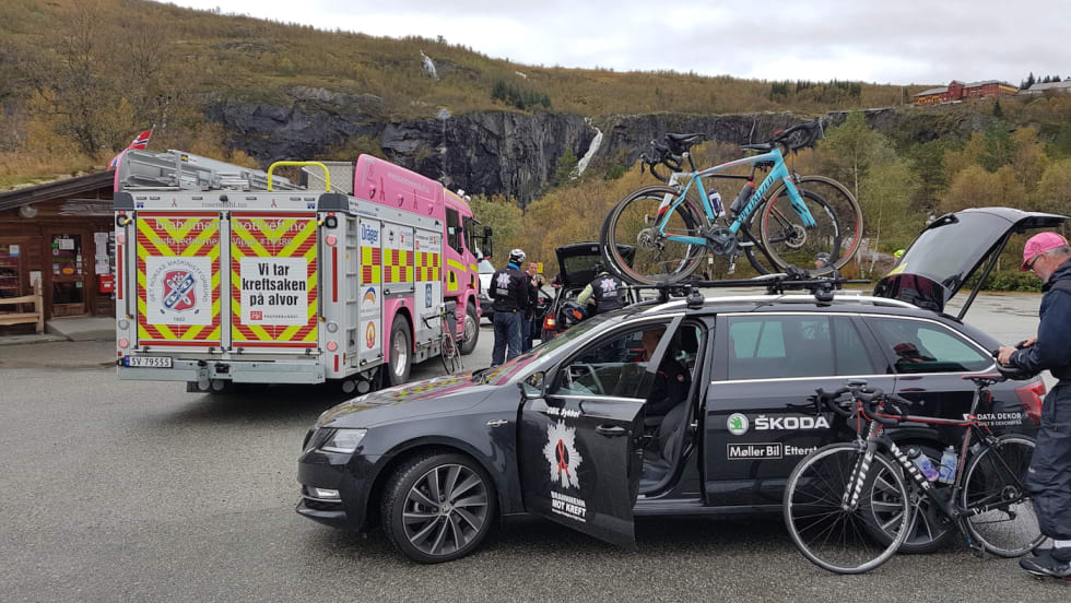 STØTTEAPPARAT: En liten rast i følgebilen gjør underverker. Foto: Brannmenn mot kreft Oslo-Bergen 2017 - Foto Brannmenn mot kreft - 1400x788