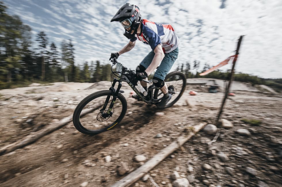 Magnus Slinger Sørli kan ta sammenlagtseieren for sesongen på lørdag. Foto: John André Moldestad Magnus Slinger Sørli - Svelvik SK - Telemark Enduro 2018 - Foto John-André Moldestad 1400x933