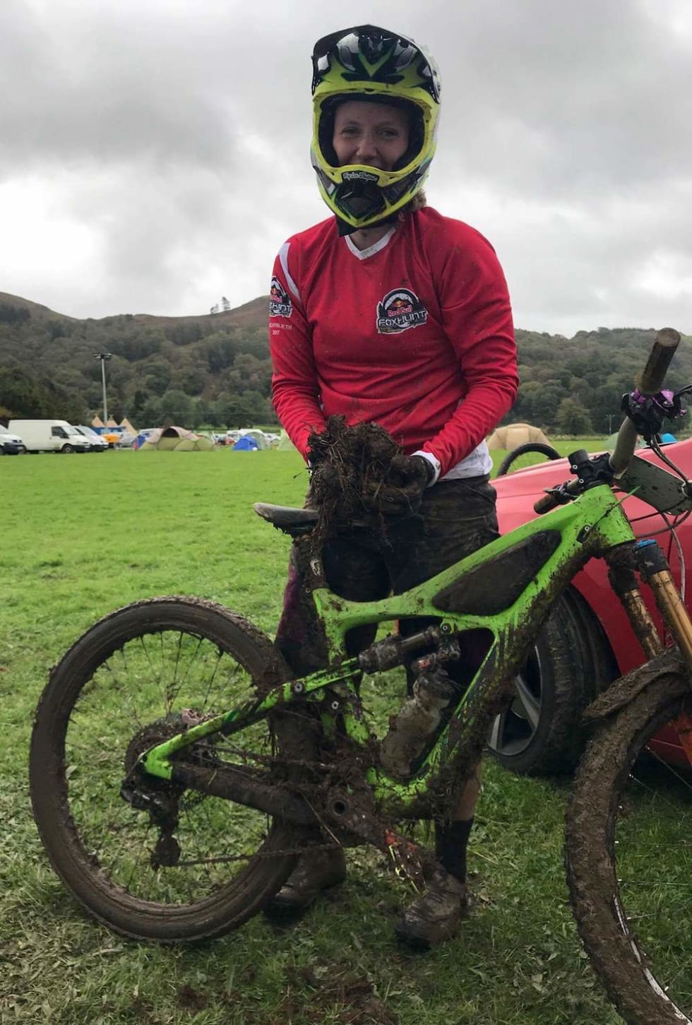 Alice Grindheim med en neve gjørme fra sykkelen etter Red Bull Fox Hunt første helga i oktober. Foto: Privat Alice Grindheim Red Bull Fox Hunt 2017 foto privat 1000x