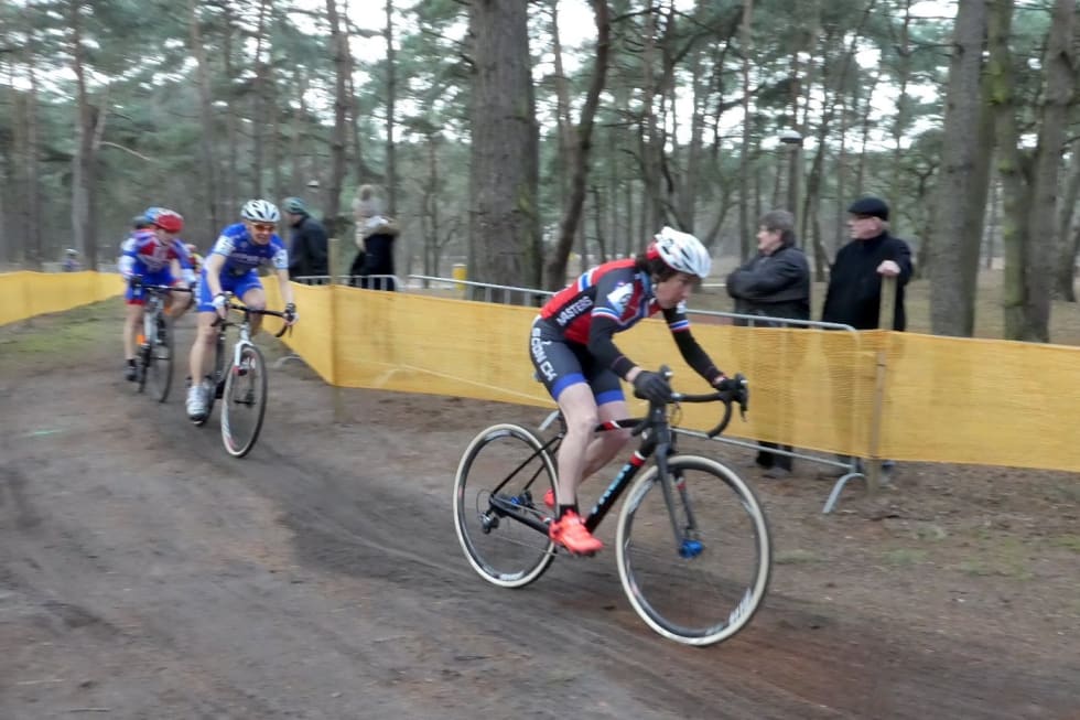 FOKUSERT: Gjertrud Bø under masters-VM i Mol i fjor, der hun tok gull i klassen K50-59. Foto: Privat Gjertrud Bø VM Kross Mol 2016 - Foto Privat 1400x933