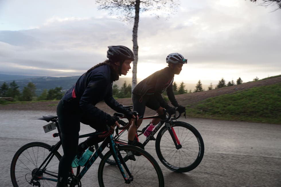 FELLESSKAP: Caroline Vamnes (til høyre) med Hanne Herberg på vei opp Grefsenkollen. De små kommentarene underveis bidrar til å holde motet og motivasjonen oppe. Foto: Bjørn Saksberg Hanne Herberg og Caroline Vamnes - Bjørn Saksberg 1400x933