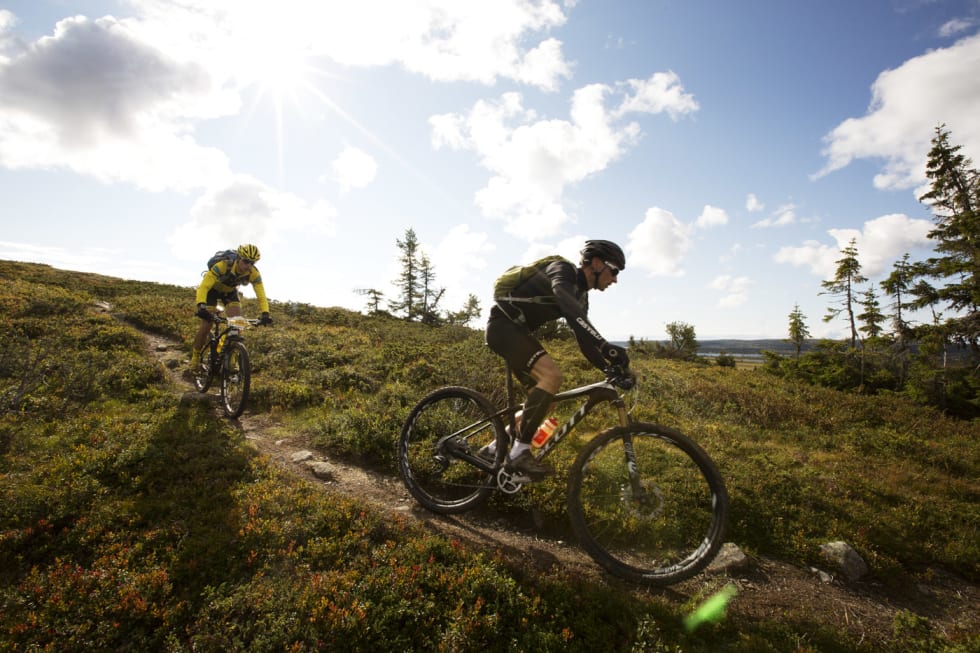 2 X SVART: Svartkledd rytter på vei ned fra Svartåsen i strålende høstvær. (foto: Kristoffer H. Kippernes) 5C2A4616