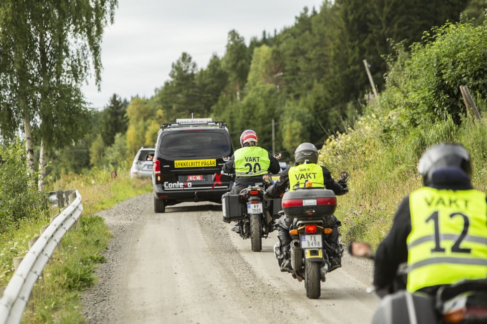 SYKKELRITT PÅGÅR: Det er mange i aksjon foruten rytterne. Foto: Pål Westgaard sykkelritt - Pål Westgaard 1400x933