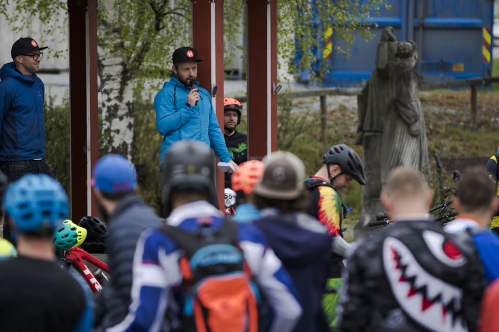 Ryttermøte før start på søndag morgen Ryttermøte
