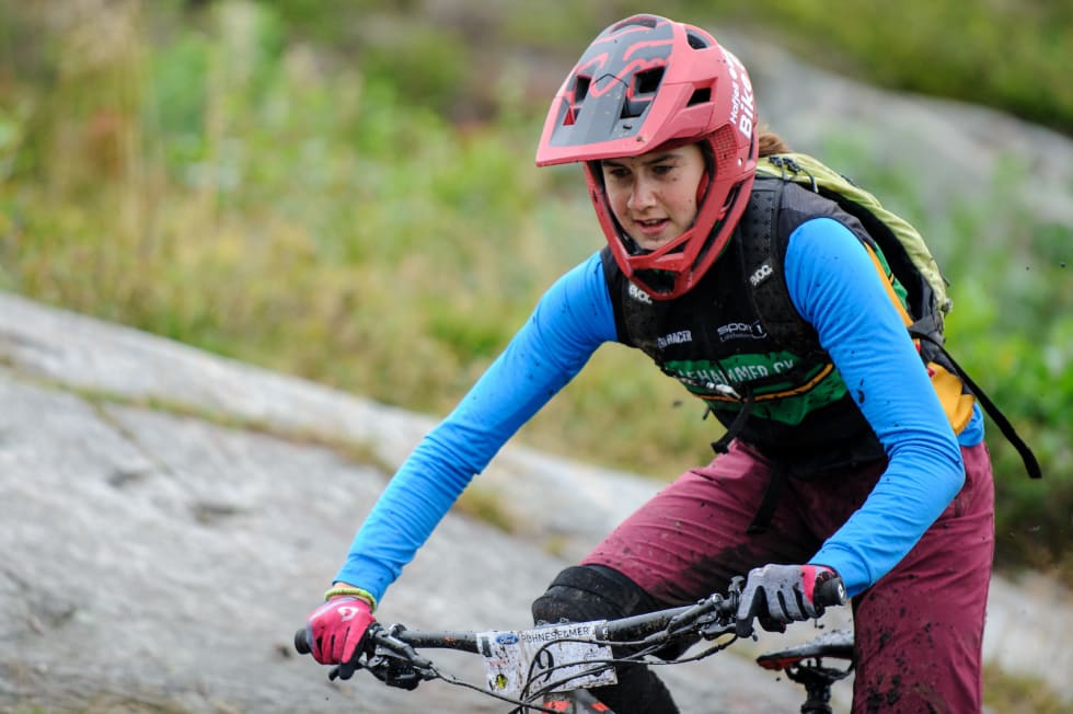 ....men førsteårsjunior Hedda Brennengen Bjørklund var raskest av alle damene. Foto: Jon Borgersen Hedda Brenningen Bjørklund Hakadal Enduro 2019 - Jon Borgersen 1600x1065