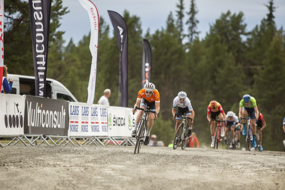 SPURTOPPGJØR: Kristian Aasvold spurtet seg inn på pallen på andre etappe foran Trond Håkon Trondsen. Foto: Pål Westgaard Kristian Aasvold - trond Haakon Trondsen - Markus Hoelgaard - Tour de Hallingdal Stage 2 Sr Men - Pål Westgaard 1400x933