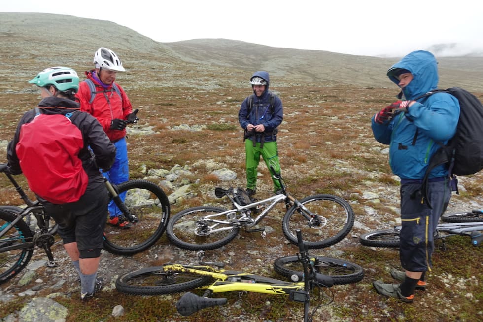Gir ikke regnet litt koselig teltfølelse inni jakkehetta? Foto: Julia Hamre Fuktig fjell - Kjetil Høye Sviland 1200x800