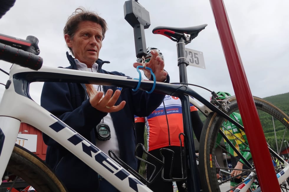 Det skal være enkelt å håndheve og enkelt å etterleve de nye reglene. Tilsvarende regler fungerer godt i landevei. Foto: Kent Murdoch commisaere bike weigh Murdoch 1400x933
