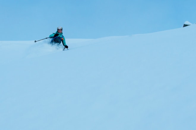 LOFOTPOW: Emma Wichardt koser seg med betydelig mer godsaker enn hva værmeldinga antydet. Foto: Signar André Nilsen