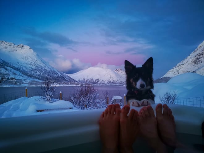 AFTERSKI: Heidi ser på Emma og Signar som nyter utsikt mot egne spor varmt badevann etter dagens tur. Foto: Signar André Nilsen