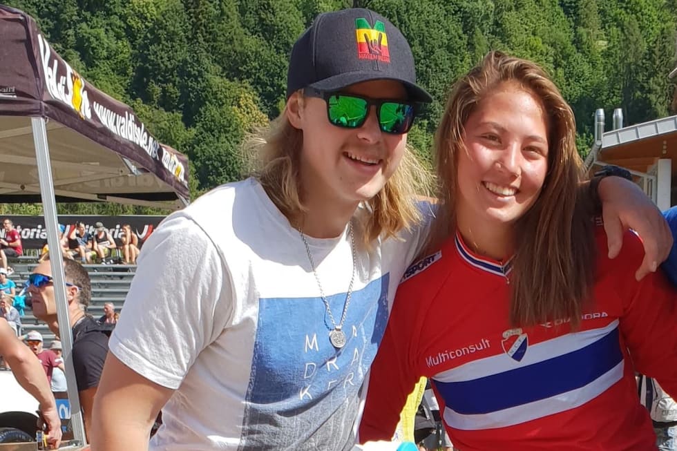 Førsteårsjunior Mille Johnset debuterer i VM-sammenheng, mens Brage Vestavik sykler sitt første VM som senior. Foto: Niclas Stensrud Andersen Brage Vestavik - Mille Johnset - WC Val di Sole 2018 - Niclas Stensrud Andersen copy
