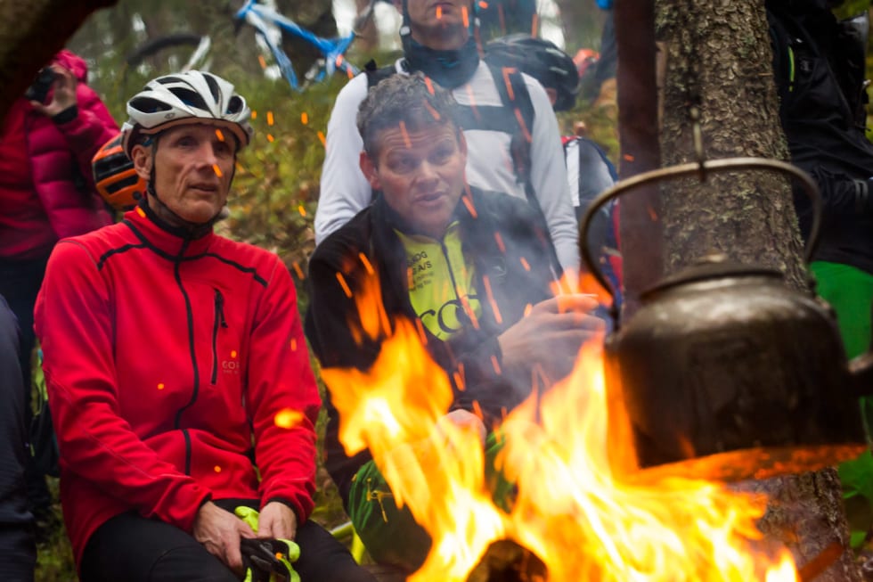 BÅL: Før den offisielle åpningen var det god mulighet til å varme seg og ta en prat med andre trivelige stisyklister. (foto: Snorre Veggan) pioneren-3382a