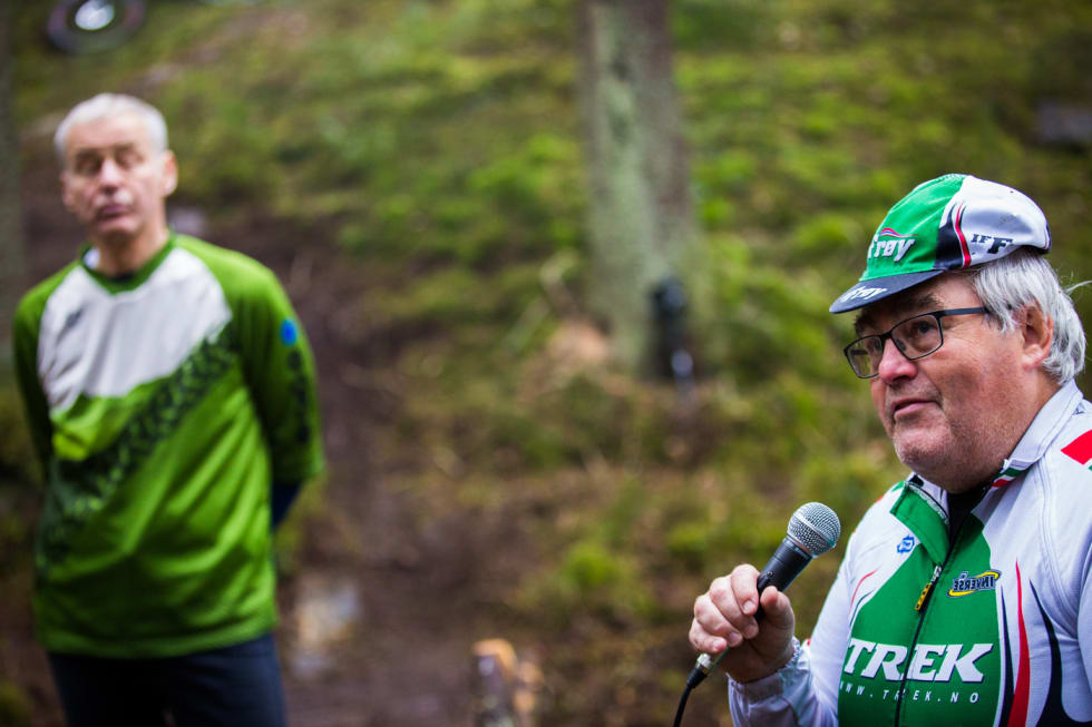FRØYLEDER: Jørn Michalsen sa noen velvalgte ord. (foto: Snorre Veggan) pioneren-3467a