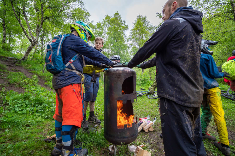 Grillen fungerte like godt for kalde fingre som kalde pølser etter gårsdagens blinde etappe. Foto: Frode Koppang Fire - Frode Koppang 1400x933