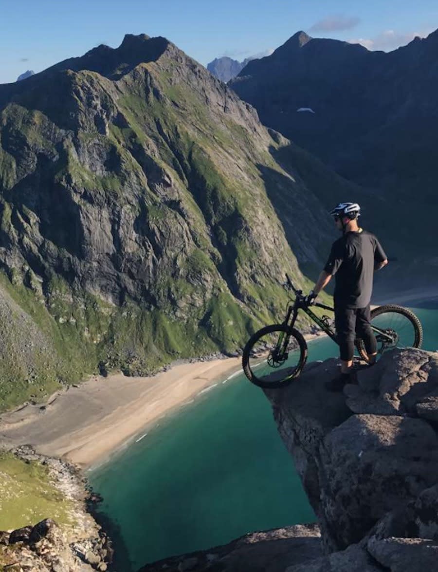 Smørdalskammen mot Kvalvika. Foto: Bjørn-Ståle Larsen Jørn Hanssen smørdalskammen mot Kvalvika - Privat 900x