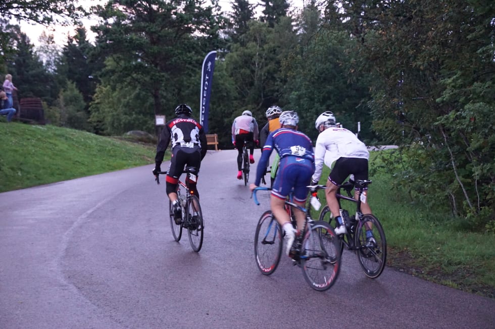 STOR OPPLEVELSE: Atle Thoresen (midten) gråt da han kom i mål etter 80 runder opp Grefsenkollen. Foto: Bjørn Saksberg Atle Thorsen group - Bjørn Saksberg 1400x933