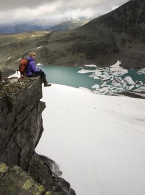 Austanbotntind er en av klassikerne i Hurrungane, og det er mulig å gå på tur til Vestre og Midtre Austanbotntind uten klatreerfaring eller -utstyr.