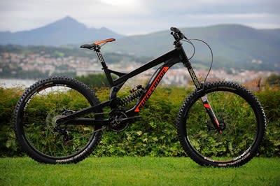 HILL-SLEDE: Sam Hill sykler på Nukeproof Pulse og det kan du og for rett under 40 000 kroner