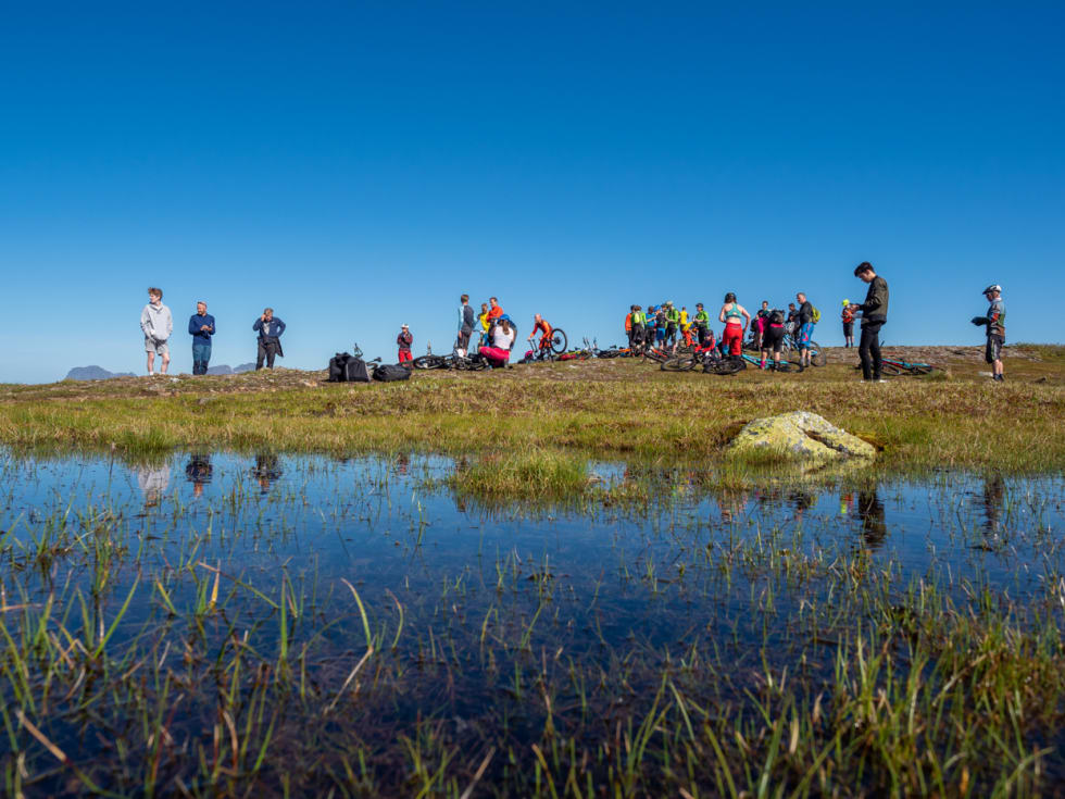 Før start på etappe 1 søndag morgen, en sterk kontrast til lørdagens søkkvåte ruskevær. Foto: Frode Koppang Før start etappe 1