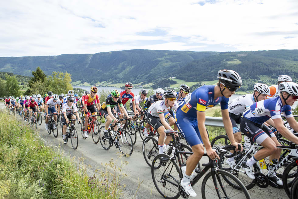 FOLKSOMT: Hovedfeltet på etappe to. Foto: Pål Westgaard Pelotonen - stage 2 - Pål Westgaard 1400x933