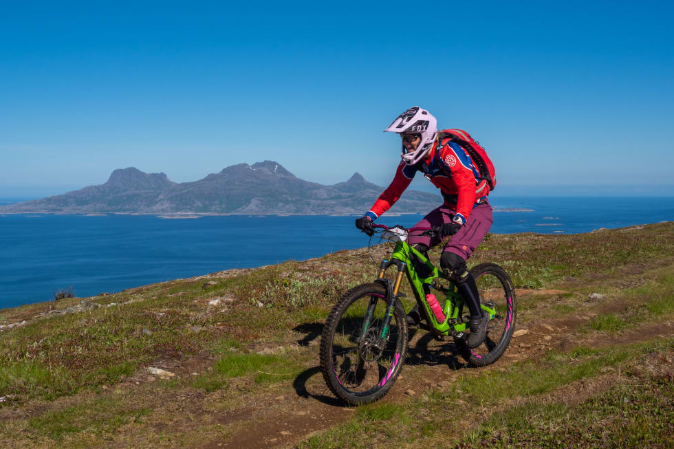 Team Terrengsykkels Anette Røssum Bastnes på etappe 1. Foto: Frode Koppang Anette Røssum Bastnes Bodø Enduro 2018 - Frode Koppang 1400x933