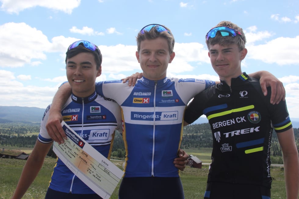 KOMPISER: Sakarias Kolle Løland (til venstre), André Heggø og Audun Gautestad på pallen etter tredje etappe på Storefjellseter. Foto: Ingeborg Scheve Sakarias Koller Løland - Andre Heggø - Audun Gautestad - Tour de Hallingdal 2018 - Scheve 1400x933