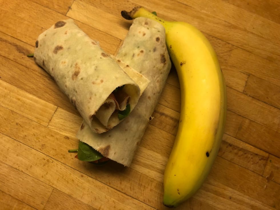 LOMMEMAT: Ingrid Moe er glad i skikkelig mat på langtur, slik som bananer og lomper med pålegg. INgrid Moe Food 1400x933