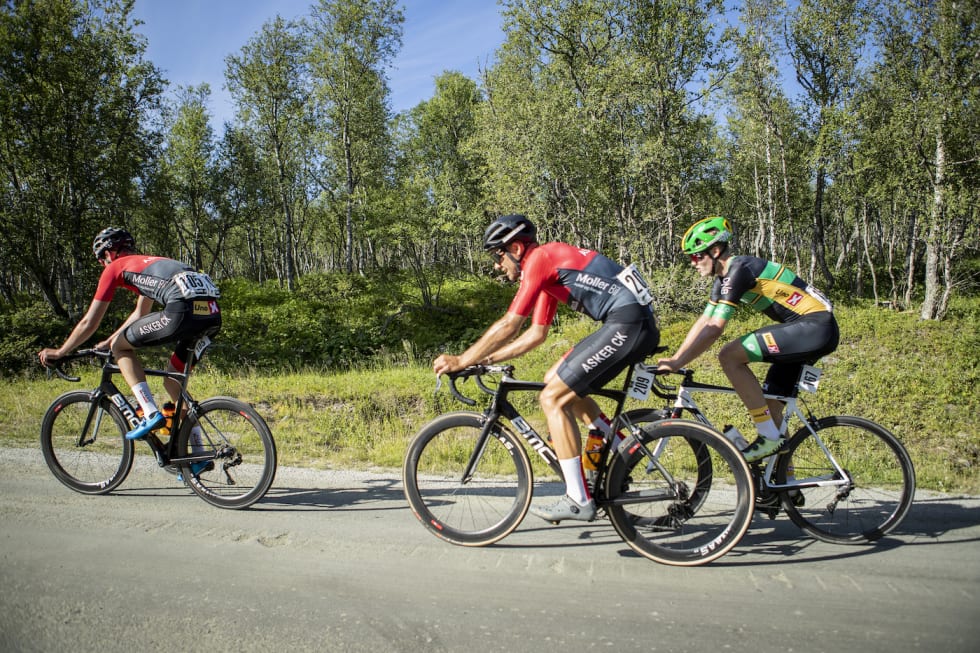 MER GRUS: Torbjørn André Røed, Kristoffer Ylven Westgaard og Per Strømseth på fine grusveier lørdag. Foto: Pål Westgaard Torbjørn Andre Røed - Kristoffer Ylven Westgaard - Per Strømseth - Pål Westgaard 1400x933
