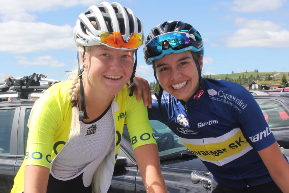 JUNIORTALENTER: Thale Kielland Bjerk (til venstre) og Amalie Lutro byttet på første og andreplass gjennom helga. Foto: Ingeborg Scheve Thale Kielland Bjerk - Amalie Lutro - Tour de Hallingdal 2018 stage 3 - Scheve 1400x933
