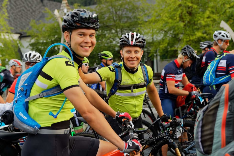 Landeveisgutta Erno Kainulainen og Jonas Orset i Green Cycling med lånte sykler for oppgaven. Foto: Ola Morken Landeveismafiaen - Erno Kainulainen - Jonas Orset - Offroad Valdres 2018 - Ola Morken 1400x933