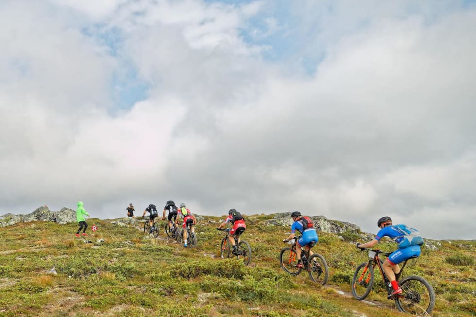Oppover og oppover og oppover. Foto: Ola Morken Lang lang rekke - Offroad Valdres 2018 - Ola Morken 1400x933