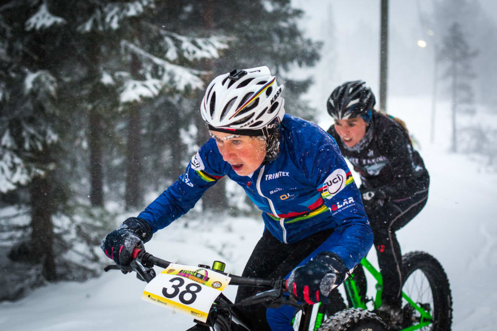 KJEMPET: Gjertrud Bø (t.v) er her i ferd med å bli passert av Monica Storhaug. (foto: Snorre Veggan) fatbike-nm-4934a