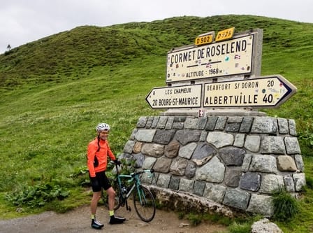 OPP: Før lange utforbakker er de lurt å brette opp luebremmen (Foto: Frank Solberg