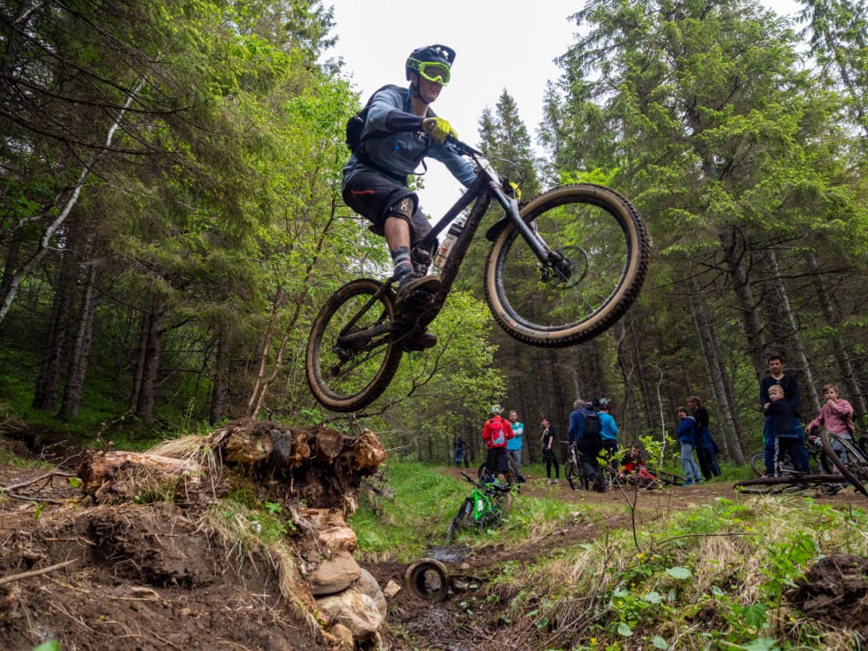 Noen hadde krefter på lur til å tullehoppe etter fjerde etappe, til tross for både transport og en etappe til. Foto: Frode Koppang Tullehoppet etter etappe 4