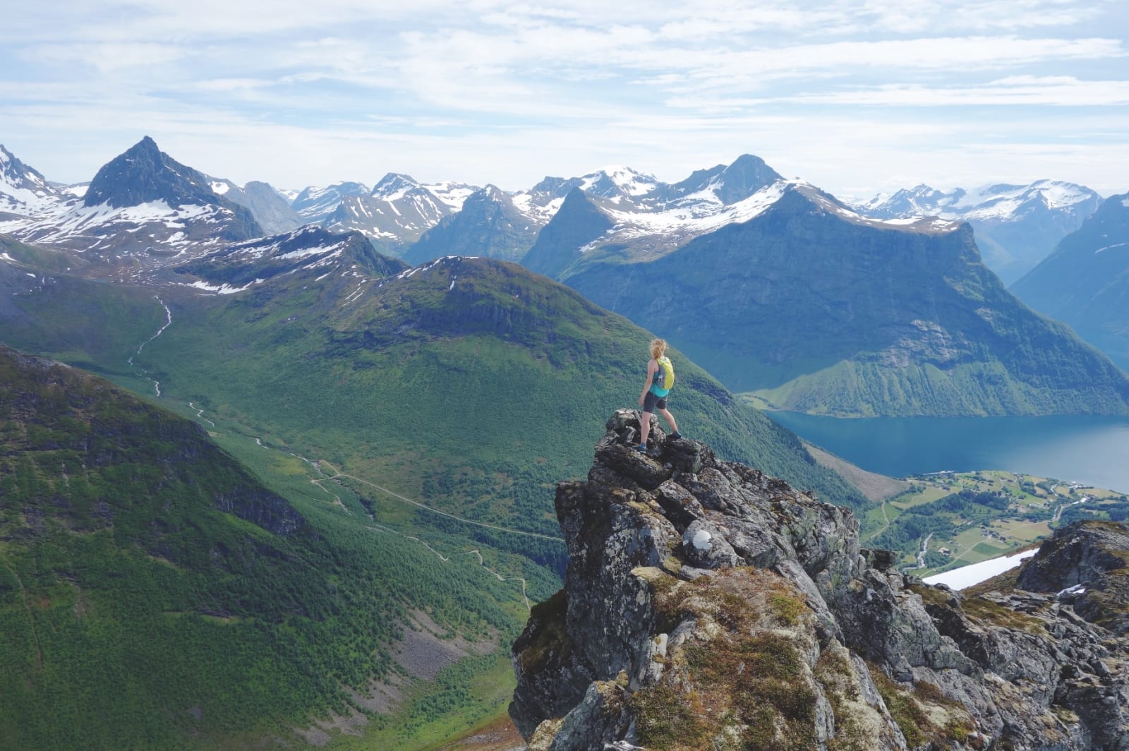 PANORAMA: Over hele egga har du utsikt av dette kaliberet. I bakgrunnen ser du Urkeegga, som også er en flott travers. Foto: Helge Wangberg
