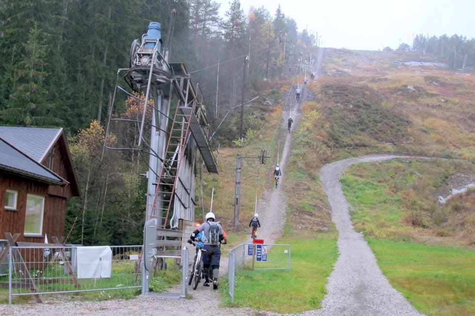 For de som synes heisen er utfordrende, blir det heiskurs under Camp Kjerringåsen. Foto: Petter Wilhelmsen Kjerringåsen DH lift - Petter Wilhelmsen 1400x933