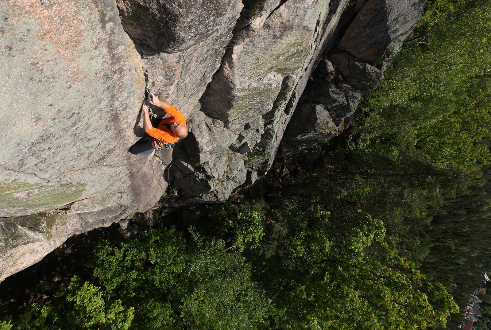 HISTORISK: Fandens hekletøy markerer på et vis starten på teknisk klatring i Norge. Klatrer: Erik Neergaard. Foto: Dag Hagen Klatring Fadens hekletøy