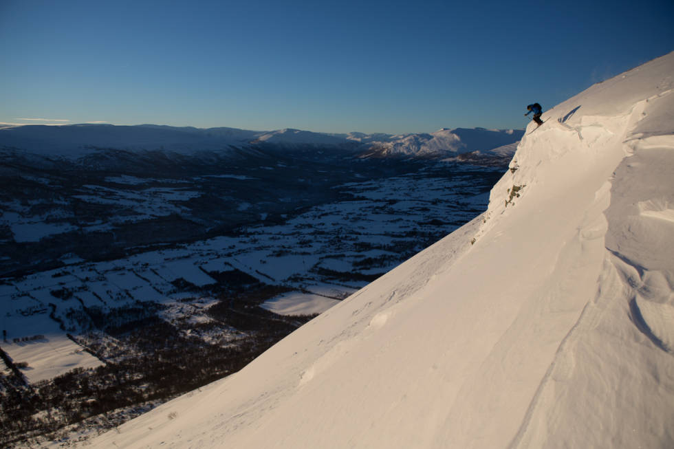 MIDTNORSK OFFPISTPARADIS: Når snøforholdene er gode har Oppdal Norges beste offpistkjøring. Her dropper Markus Nilsen inn i ei linje vest for Skarsemsbekkdalen ved Vangslia, med en av landets beste frikjøringsturer foran seg. Foto: Tore Meirik Oppdal