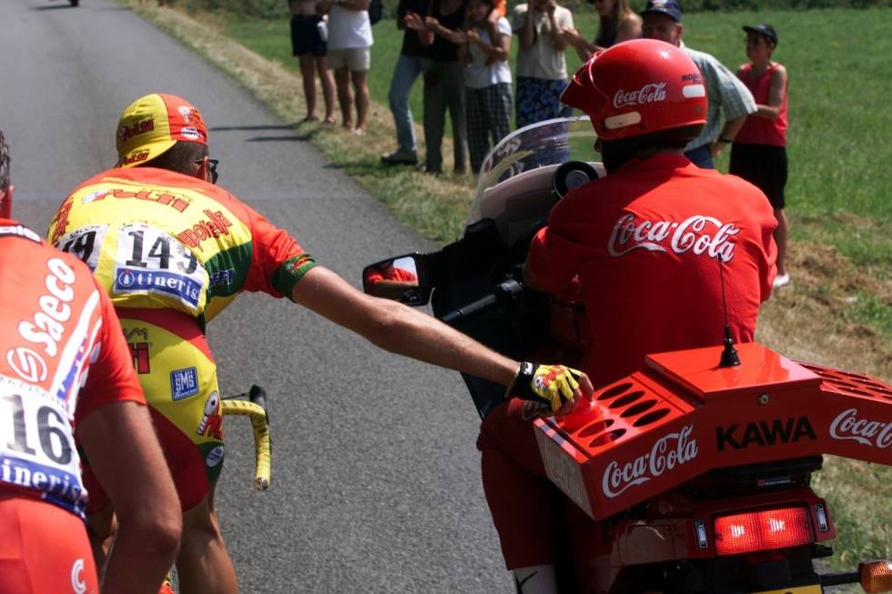 UNØDVENDIG: En gang sponset Coca Cola sykkelsporten. Helt unødvendig, skulle det vise seg. Foto: Cor Vos. cola