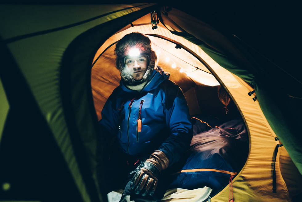 CAMP: Teltkosen er en essensiell del av vinterfriluftslivet, også på Svalbard. Etter en kald dag ute, så er det godt å komme inn og fyre primusen. 3-D.Wojtanowicz_Inn-i-polarnatten
