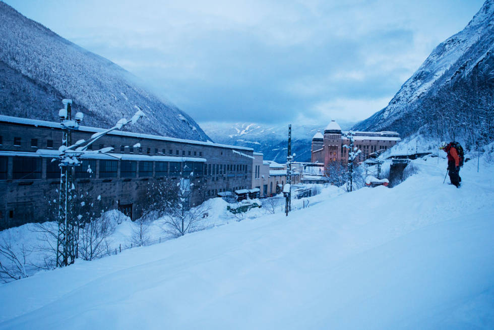 NEDE: Ski, industri & historie i skjønn forening. Foto: Anki Grøthe Gaustatoppen