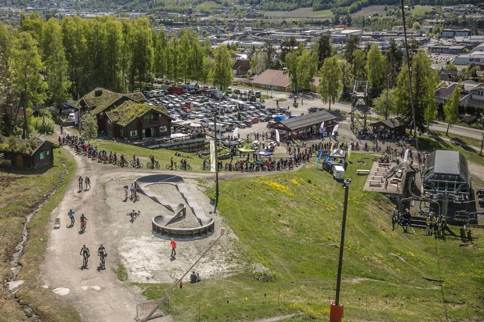 BRA TRØKK: På åpningsdagen i Drammen Bike Park var det rekordmange besøkende. Noe som også førte litt lengre ventetid enn normalt. Moro var det likevel! Foto: Svenn Fjeldheim heisbasert sykling i drammen