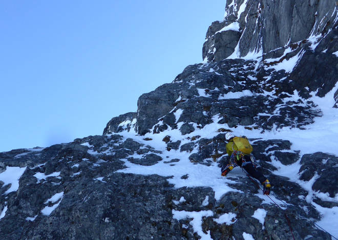 Nelson på første taulengde. Kompakt fjell til de grader! Foto: Toralf Furseth Hovedmannen Sunndal alpinklatring Nelson Neirinck Toralf Furseth