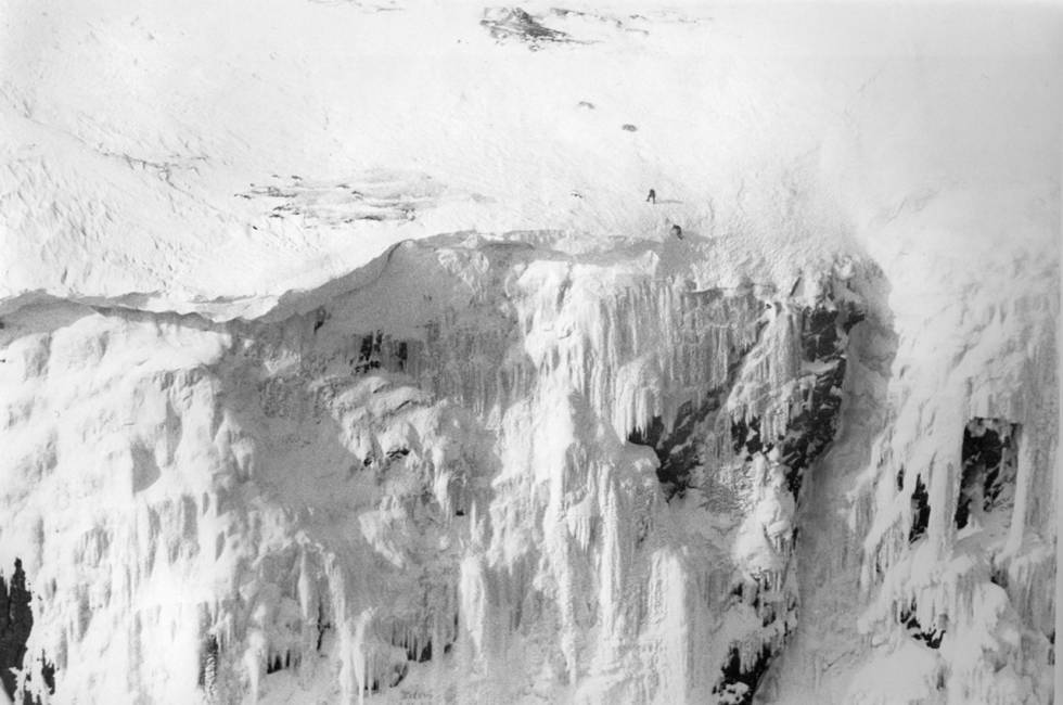 ISKLATREFILM I 1980: De måtte fire seg ned fra toppen av Hydnefossen der filmerne hang i fast tau. Foto: Tomas Carlström 35_Isklatrefilmen_4