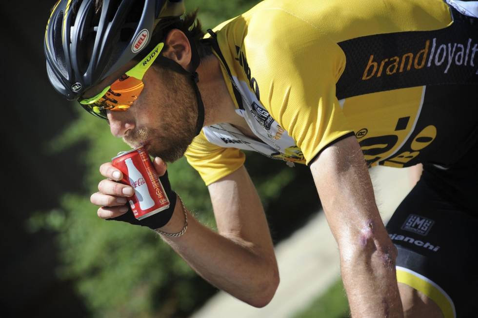 TØRST: Laurens ten Dam med en iskald cola. Klok mann, må vite. Foto: Cor Vos. laurens ten dam cola