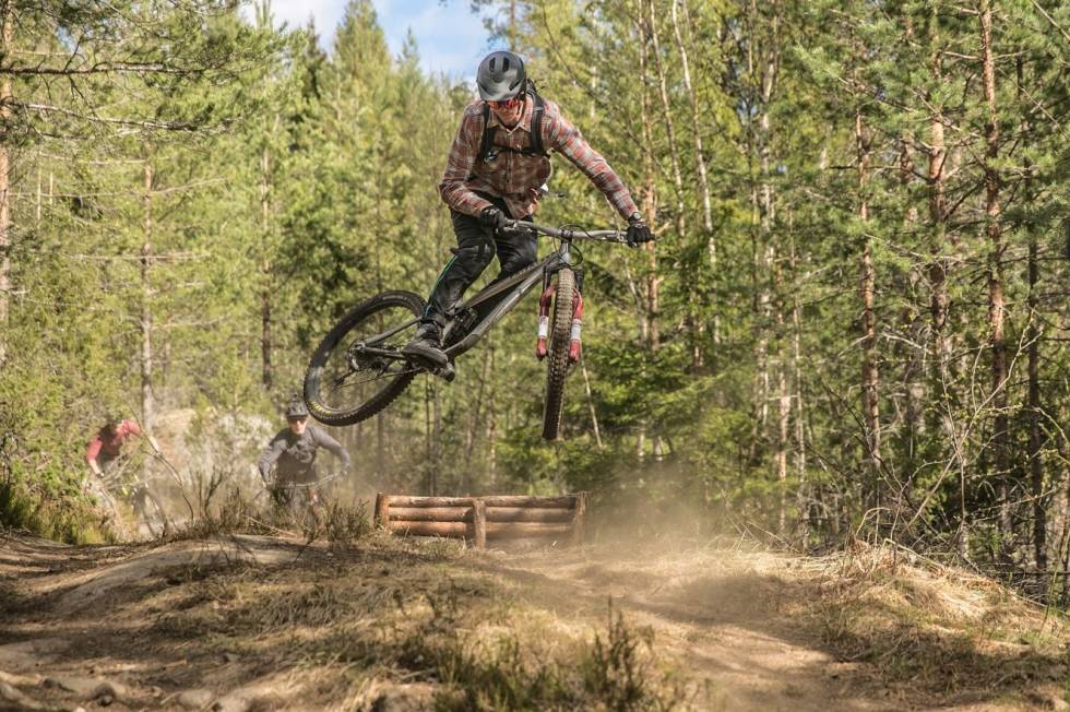 LITT AV HVERT: På stiene utenfor Drammen Bike Park finner du litt av hvert - flyt, tekniske partier og hopp. Foto: Svenn Fjeldheim naturlige stisykling i drammensmarka